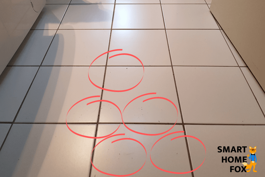 Der zurückgelassene Dreck des Yeedi Mop auf einem Fliesenboden wird in der Nahaufnahme gezeigt